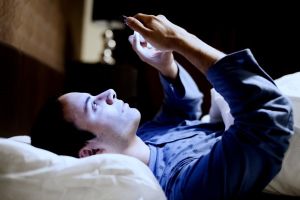 Làm sao để mắt không bị ảnh hưởng từ ánh sáng xanh của tivi?