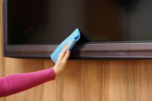 Hướng dẫn vệ sinh tivi đúng cách, sạch bong 