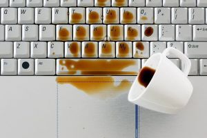 Phải làm gì khi lap top bị ướt?